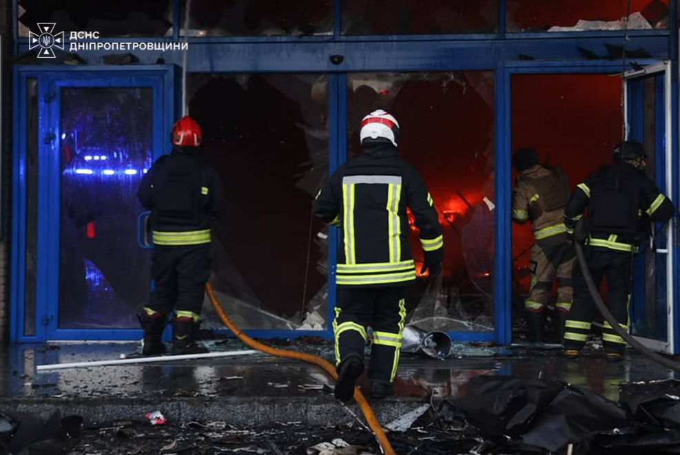 Який вигляд має ТЦ "Новий Континент" у Дніпрі після удару РФ: фото та відео
